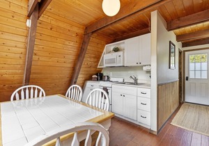 Four Seasons Cabin 1 with enchanting forest views