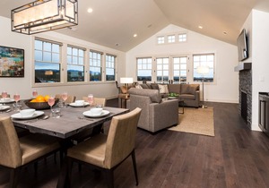 PERFECT! Gorgeous finishes ~ heated resort pool ~ Bend/Bachelor ~ hot tub ~ BBQ