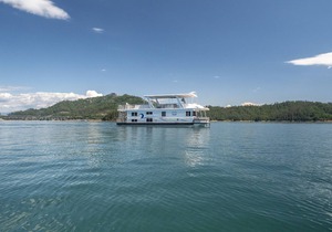 Shasta Marina's Thoroughbred Houseboat.