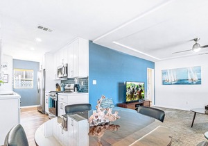 Stylish San Diego retreat in a great location with patio, W/D & full kitchen