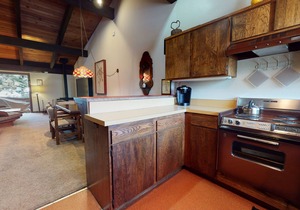 Vintage & Spacious Cabin Get-a-way! Near The Village & Pool On-Site
