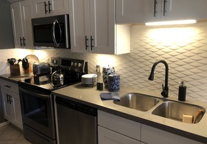 WOW RENN! BEAUTIFUL 1 BED/1 BATH CONDO WITH MOUNTAIN VIEWS AND WALKABLE TO TOWN!