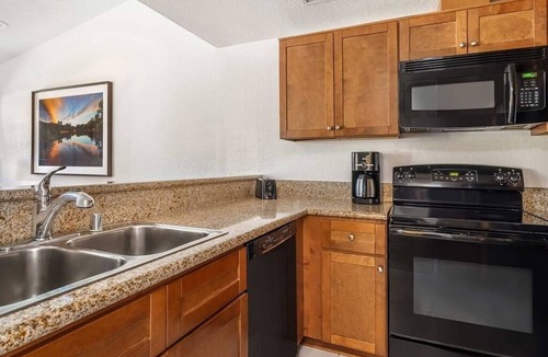 San Diego Country Estates Condo | 1 BDRM CONDO SALTWATER HEATED POOLS, HOT TUBS, RACQUET CLUB, 17 TENNIS COURTS