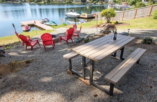 Lakewood Apartment | 1-bedroom Lakefront vacation Unit just 13 minutes from Tacoma Dome