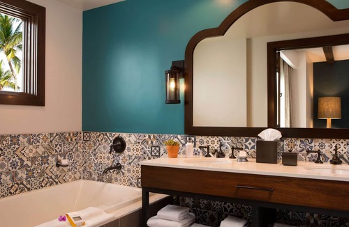 La Playa Hotel | 1-Bedroom Suite at a 4⭐️ Hotel