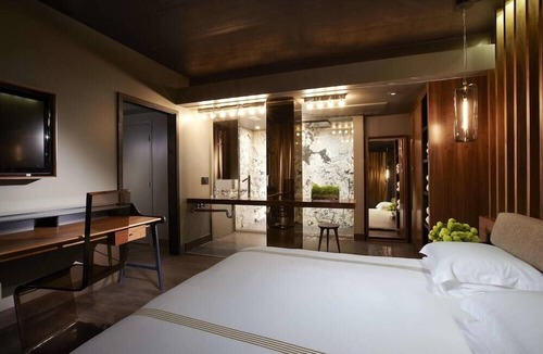 Hollywood Hotel | 1-Bedroom Suite at a 4⭐️ Hotel