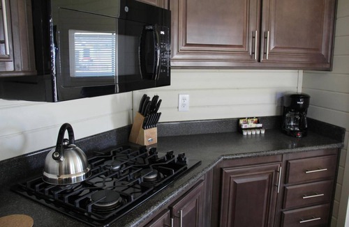 Camp Verde Hotel | 1 Bedroom w/loft Deluxe Cabin Sleeps 6- Dog friendly