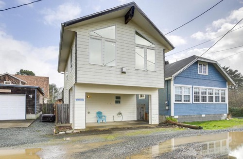 Rockaway Beach House | 1 Block to Twin Rocks Beach: Pet-Friendly Cottage