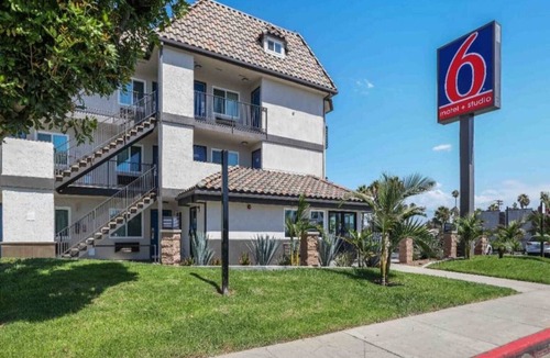 Central Escondido Apartment | 1 King Bed|Mobil Acc|Nsmk