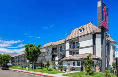 Central Escondido Apartment | 1 King Bed|Mobil Acc|Nsmk