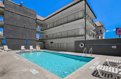 Central Escondido Apartment | 1 King Bed|Mobil Acc|Nsmk