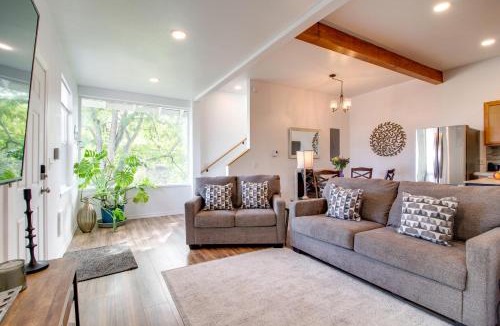 Coos Bay Apartment | 1 Mi to Dtwn Coos Bay: Sleek Apt w/Deck & Views!