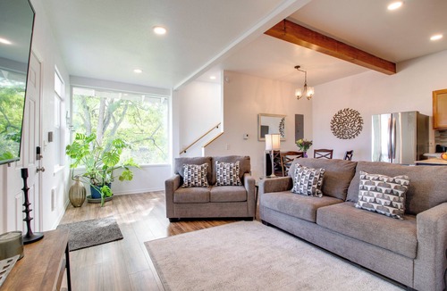 Coos Bay Apartment | 1 Mi to Dtwn Coos Bay: Sleek Apt w/Deck & Views!