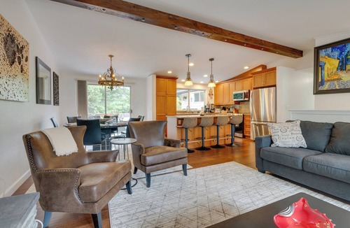 Kenmore Apartment | 1 Mi to Lake, Shared Hot Tub! Kenmore Retreat