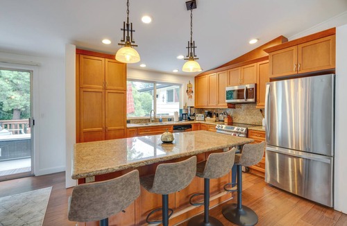 Kenmore Apartment | 1 Mi to Lake, Shared Hot Tub! Kenmore Retreat