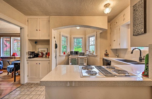 North Beach/Blue Ridge Cottage | 1 Mi to Park & Waterfront! Seattle Home w/Balcony