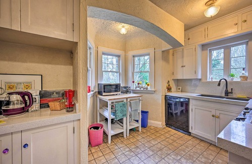 North Beach/Blue Ridge Cottage | 1 Mi to Park & Waterfront! Seattle Home w/Balcony