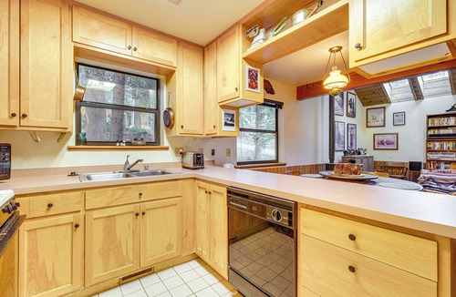June Lake Cottage | 1 Mi to Skiing! Cabin Hideaway on June Lake Loop