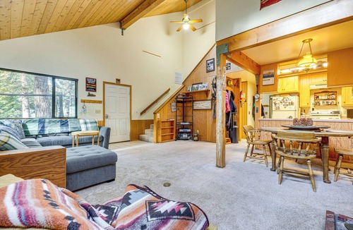 June Lake Cottage | 1 Mi to Skiing! Cabin Hideaway on June Lake Loop