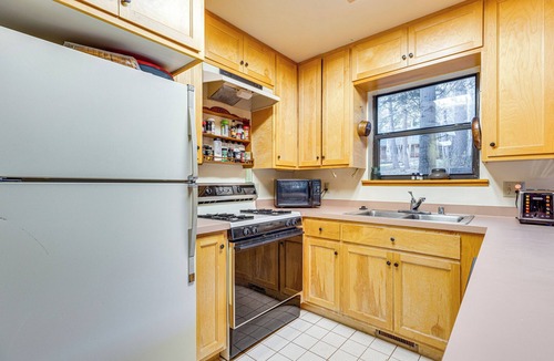 June Lake Cottage | 1 Mi to Skiing! Cabin Hideaway on June Lake Loop
