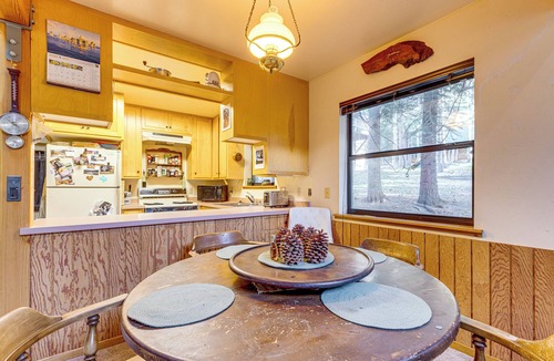 June Lake Cottage | 1 Mi to Skiing! Cabin Hideaway on June Lake Loop