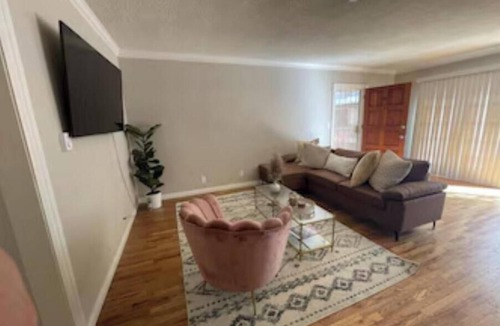 Downtown Apartment | 1 spacious Cozy Room right by the Santa Monica Pier.