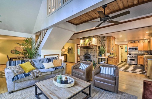 Lakebay House | 100-Year-Old Farmhouse w/Hot Tub on 5 Acres!