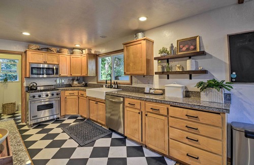 Lakebay House | 100-Year-Old Farmhouse w/Hot Tub on 5 Acres!