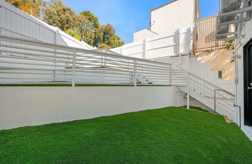 Santa Monica Canyon Apartment | 115 Pacific Coast Suites