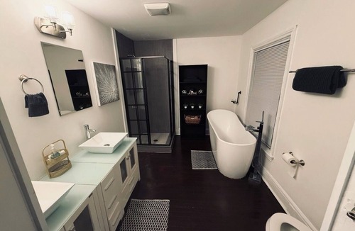 East Point House | 12 Min to Mercedes-Benz Stadium 2BR Sleeps 5 4 Min to MARTA