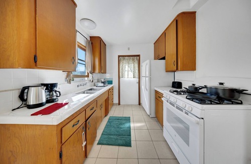Alhambra Villa | 1417A Cozy 1B1b Downtown Retreat Balcony + Free Parking A