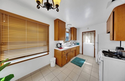 Alhambra Villa | 1417A Cozy 1B1b Downtown Retreat Balcony + Free Parking A