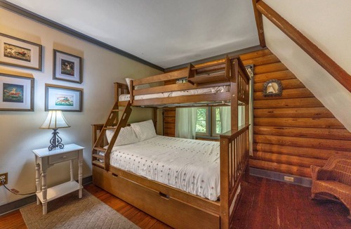 Hood River Cabin | 148 m² Cabin ∙ 3 bedrooms ∙ 6 guests