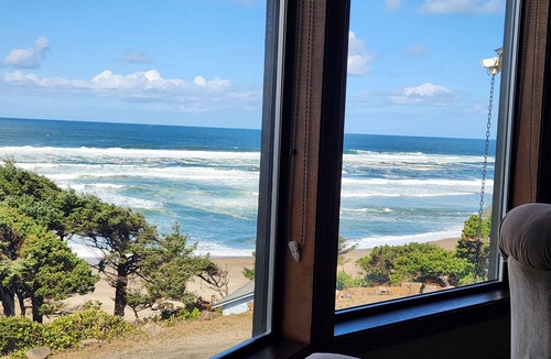 Lincoln Beach House | 180 degree ocean beach view. Depoe Bay Lincoln beach area. quick walk to beach