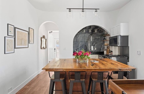 Downtown Reno House | - 1914 Historic Cottage - Remodeled - Electric Fireplace, Gas Firepit, and BBQ - Fenced Property - Chef's Kitchen - Electric Vehicle Charging Station
