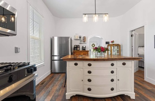 Downtown Reno House | - 1914 Historic Cottage - Remodeled - Electric Fireplace, Gas Firepit, and BBQ - Fenced Property - Chef's Kitchen - Electric Vehicle Charging Station