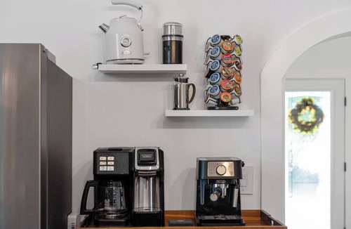 Downtown Reno House | - 1914 Historic Cottage - Remodeled - Electric Fireplace, Gas Firepit, and BBQ - Fenced Property - Chef's Kitchen - Electric Vehicle Charging Station