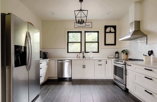 Hosford-Abernethy House | 1920s Farmhouse | 4BR/2BA | Foodie District