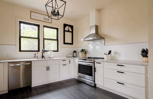 Hosford-Abernethy House | 1920s Farmhouse | 4BR/2BA | Foodie District