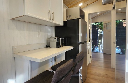 Woodland Hills Cottage | 1BD/1BA Private Tiny House with Kitchenette & W/D