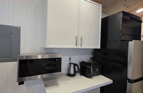 Woodland Hills Cottage | 1BD/1BA Private Tiny House with Kitchenette & W/D