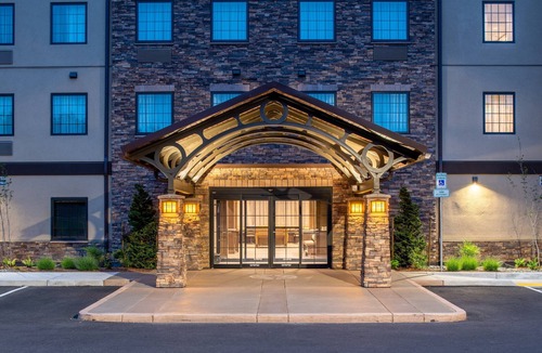 Hillsboro Apartment | 1BR Queen Suite w/Kitchen | Breakfast + Pool