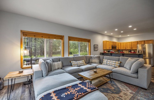 Ronald House | 1PM Check-In+Pool Access | Affordable, Family Friendly+PetsOK | Lake Nearby