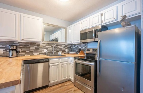 Newport Condo | 1st floor Oceanfront studio with king bed, AC & hot tub