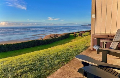 Newport Condo | 1st floor Oceanfront studio with king bed, AC & hot tub