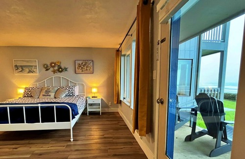 Newport Condo | 1st floor Oceanfront studio with king bed, AC & hot tub