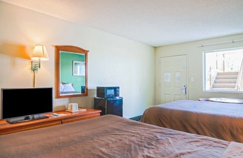 Ashburn Hotel | 2 Accommodations near Turner County Fairground | 2 Queen Beds | Free Parking