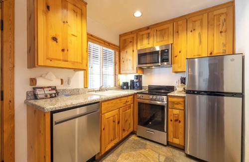 Tahoya Shores Hotel | 2 BDR Suite | Kitchen, Outdoor Pool, Free Parking | Near Lake Tahoe Beach