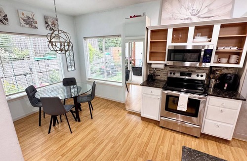 Hillsboro House | 2 BDRM HOUSE near Intel, Nike, Sea Side, Mall, PCC