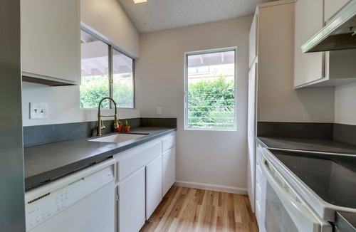 Olde Solana Beach Condo | 2 Bed 2 bath walk to beach and fiber internet 1500 sq ft